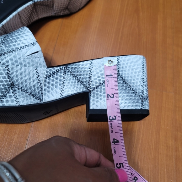 Katy Perry The Busy Bee Block Heel Sandals Sz 8.5 - Picture 9 of 9